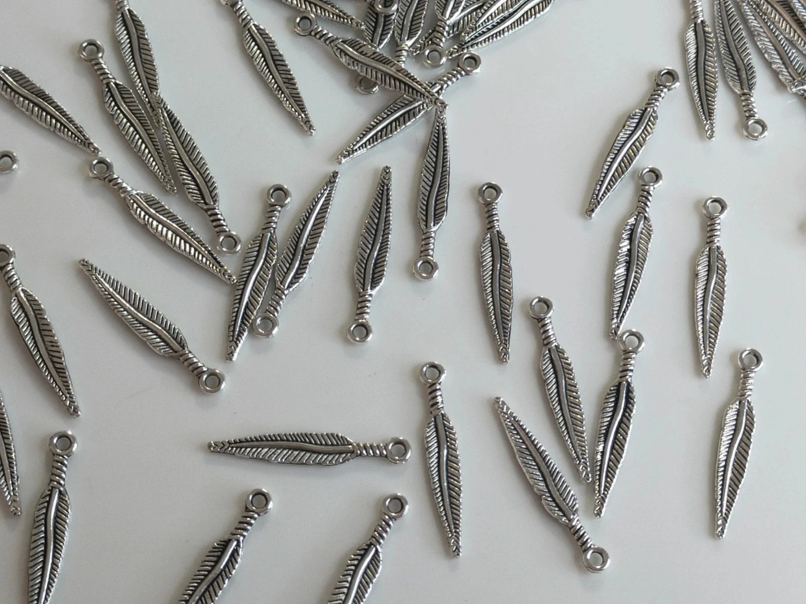 100 breloques charms plumes argentées 29mm en métal Lot n°6211 – photo 2
